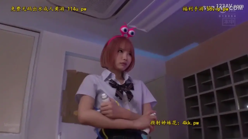 室内 · 严肃 · 校服 · 站立 · 半身 · 凝视 · 短发 · 发箍