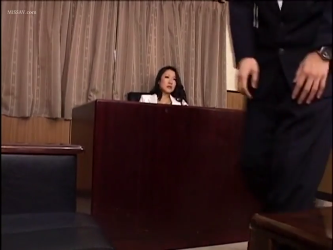 办公室 · 办公桌 · 凝重 · 黑色西装 · 男子侧影 · 室内光线一般