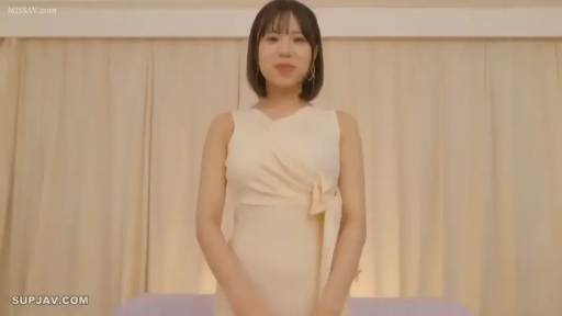 室内 · 站立 · 微笑 · 面对镜头 · 连衣裙 · 亚洲女性