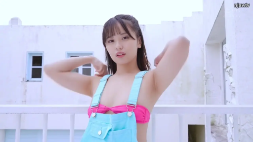 腋下特写 · 自然光 · 注视镜头 · 白色背景墙 · 桃红色抹胸内衣