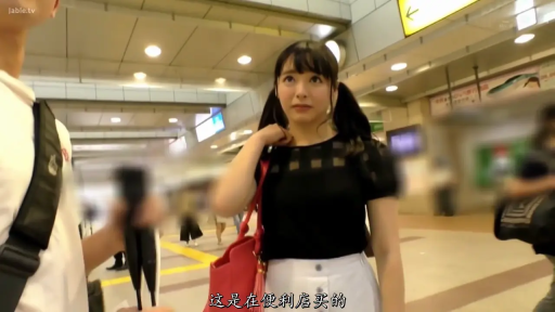 上半身中景 · 专注倾听 · 雨伞 · 白色半身裙 · 公共场所 · 配有字幕
