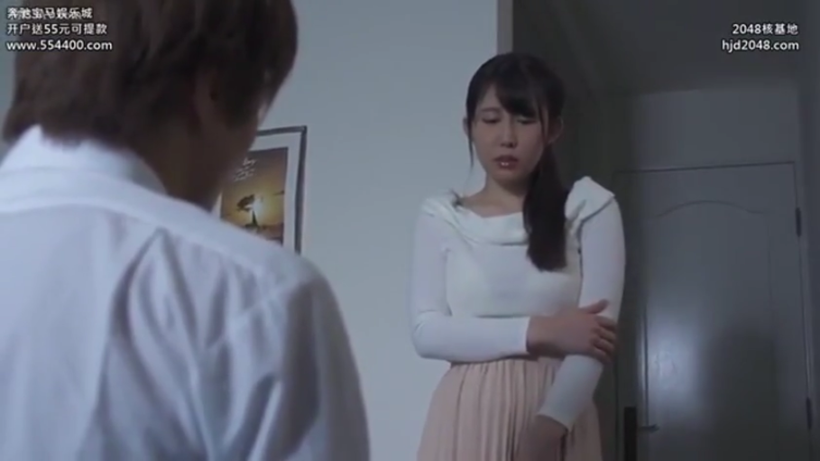 走廊 · 困扰 · 浅色百褶长裙 · 男子背影 · 画质带水印