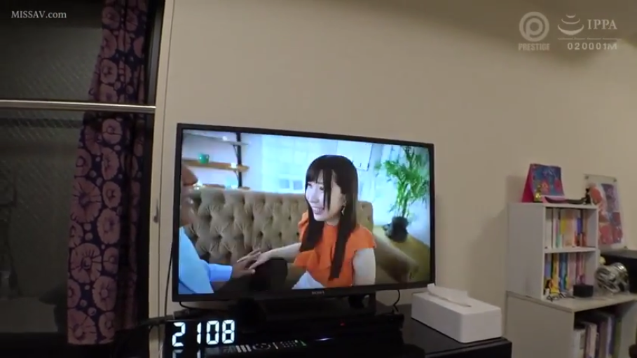 室内卧室 · 电子钟 · 电子钟显示21:08 · 女性微笑 · 女性穿着橙色荷叶边短袖 · 电视屏幕内人物特写