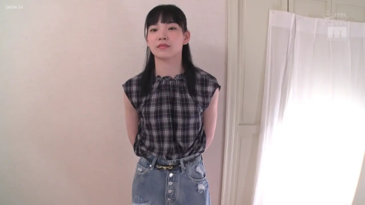 中景 · 双手背后 · 平静 · 凝视 · 室内房间 · 黑发 · 无袖格子上衣