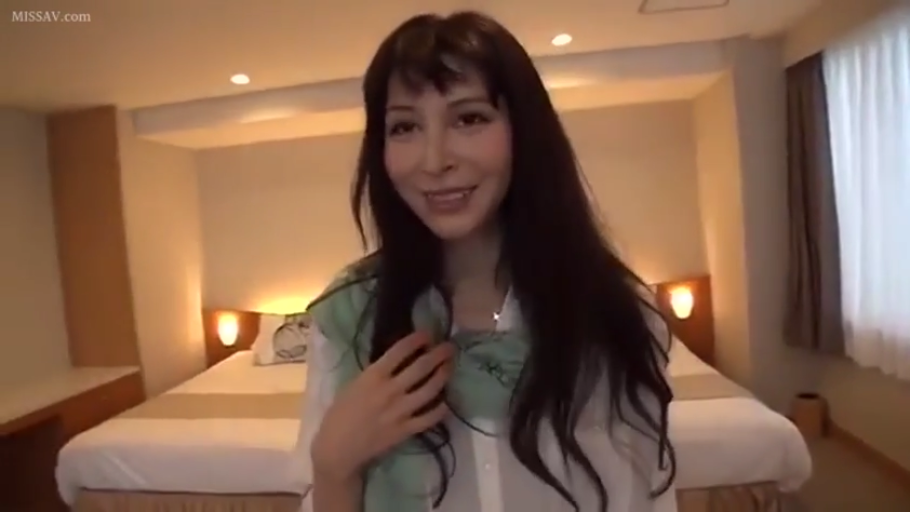脸部特写 · 温柔 · 酒店房间 · 浅绿色围巾 · 室内灯光 · 围巾