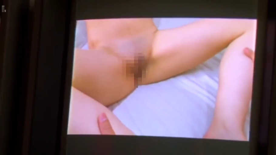卧室 · 私处打码 · 女性私处特写 · 完全裸体 · 准备性交