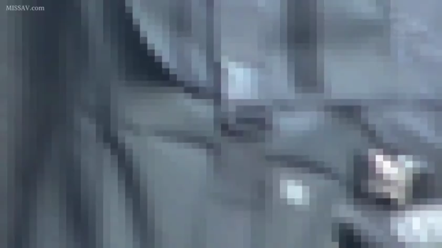 室内 · 马赛克 · 站立 · 模糊 · 黑色上衣