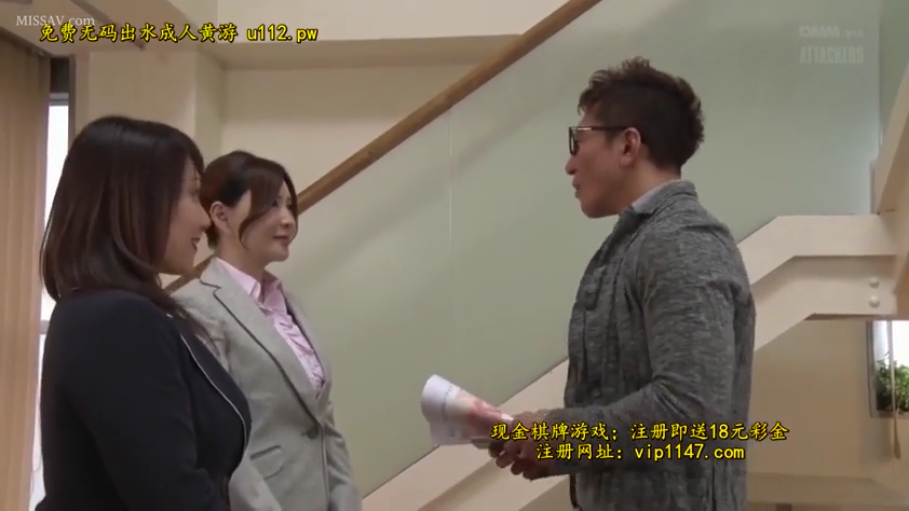 室内 · 交谈 · 眼镜 · 站姿 · 微笑 · 职业装 · 三人