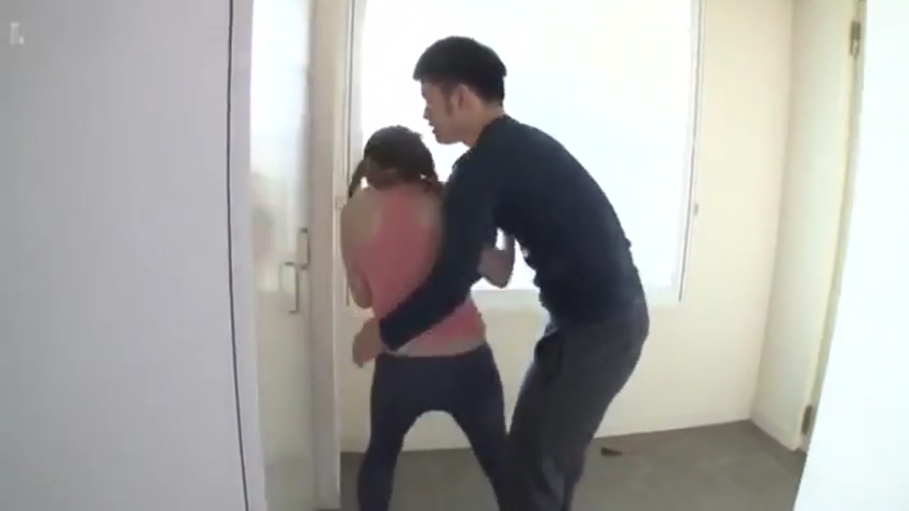 房间 · 不可见 · 深色紧身裤 · 中景镜头