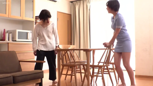 专注 · 餐厅 · 室内光线明亮 · 女子穿浅蓝色紧身连衣裙