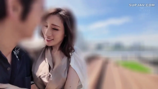 甜美 · 站立 · 微笑 · 上半身 · 户外 · 便装 · 软色情