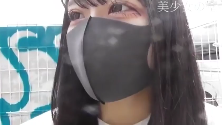 平静 · 眼睛特写 · 白色上衣 · 户外 · 黑色口罩 · 画面有轻微光斑