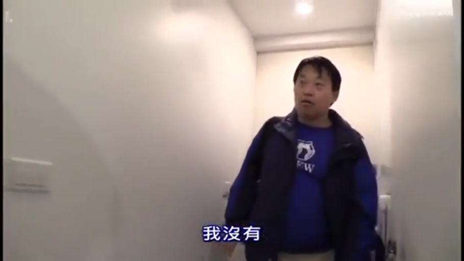 室内走廊 · 辩解 · 蓝色圆领短袖 · 中景镜头 · 画面有字幕