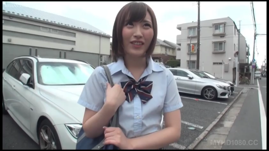 上半身特写 · 期待感 · 住宅区街道 · 白昼 · 单肩包 · 短袖衬衫校服