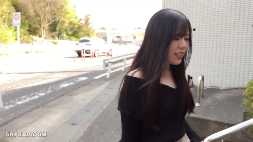 自然 · 上半身中景 · 室外 · 黑色一字肩上衣 · 日常服装