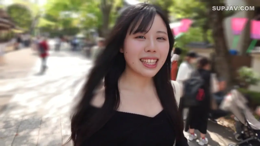 脸部特写 · 开朗 · 背景模糊 · 小路 · 黑色露肩上衣
