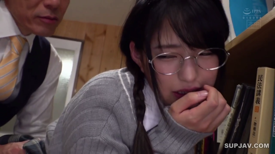 面部特写 · 书房 · 灰色针织衫 · 趴在书架上