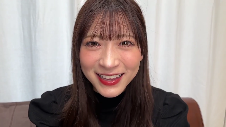 室内 · 脸部特写 · 注视 · 黑色高领上衣 · 画质清晰