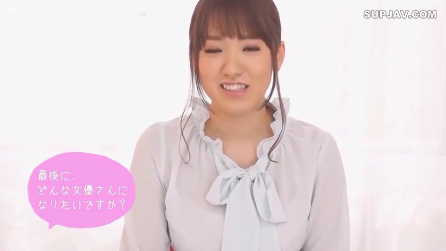 室内 · 坐姿 · 微笑 · 半身 · 谈话 · 对话框 · 采访 · 白色荷叶边衬衫