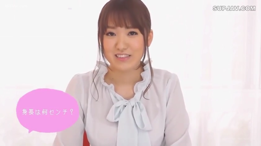 室内 · 坐姿 · 微笑 · 半身特写 · 注视镜头 · 日语字幕 · 白色雪纺衫