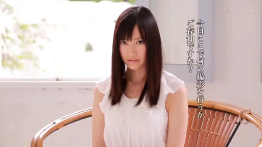 室内 · 坐姿 · 严肃 · 半身像 · 凝视镜头 · 黑长直 · 白色荷叶边连衣裙 · 木制藤椅