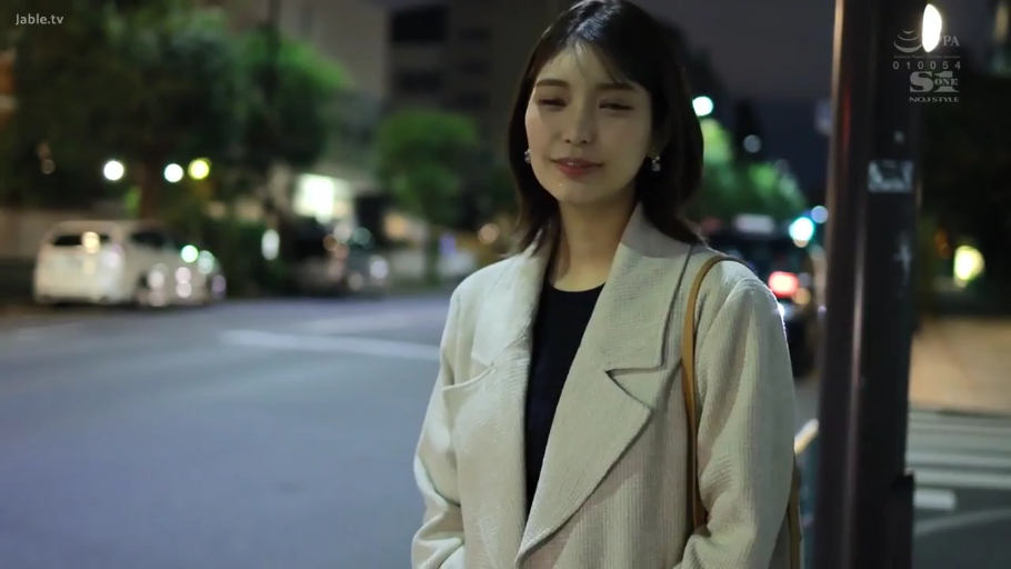 温柔 · 上半身特写 · 背景虚化 · 黑色内搭 · 夜间道路