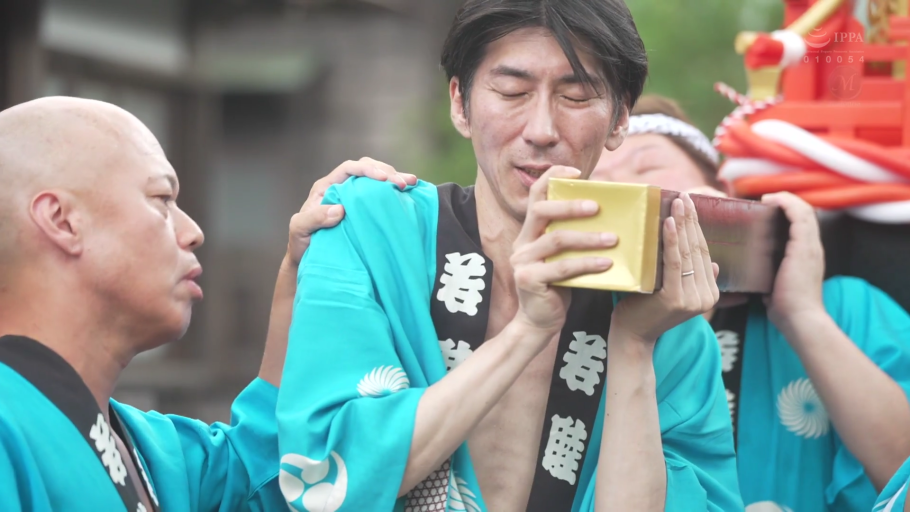神情专注 · 日本祭典现场 · 祭典氛围 · 左侧光头男子侧脸 · 祭典服装 · 神轿横梁