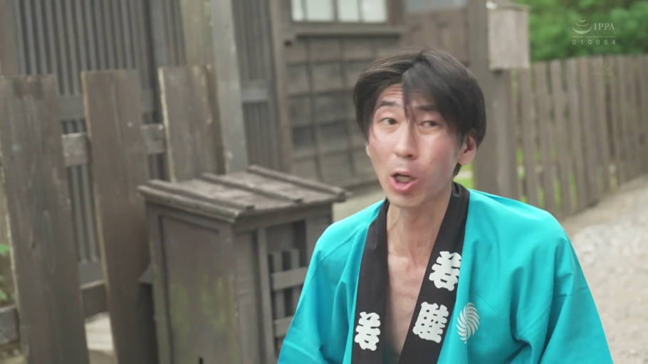 木屋旁 · 说话表情 · IPPA标志 · 中景镜头 · 青色半缠
