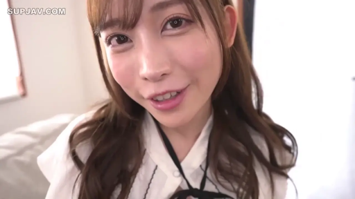 室内 · 脸部特写 · 微笑 · 白色衬衫 · 注视镜头 · 长发 · 正面