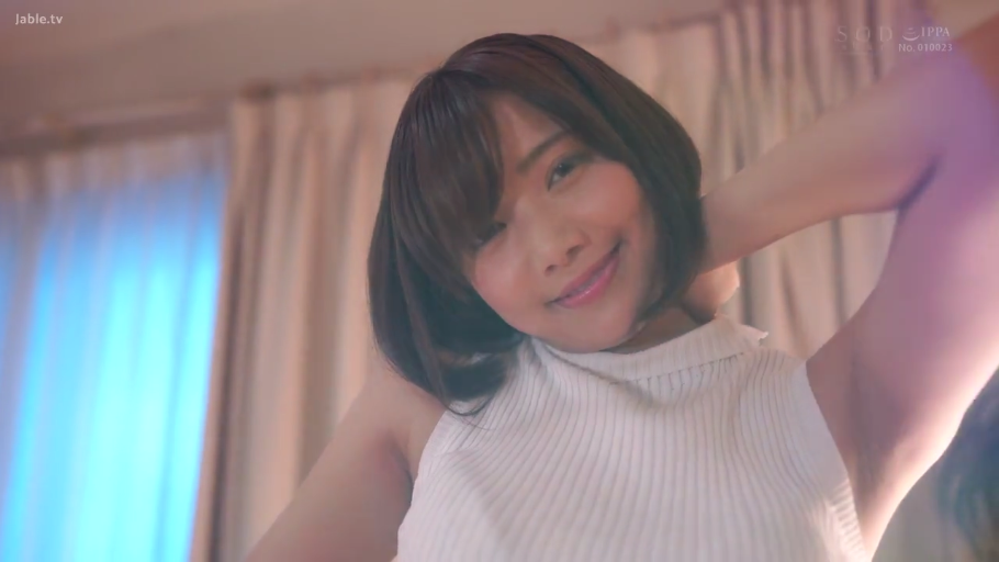 室内 · 微笑 · 面部特写 · 短发 · 凝视镜头 · 白色无袖针织衫 · 抬手展露腋下