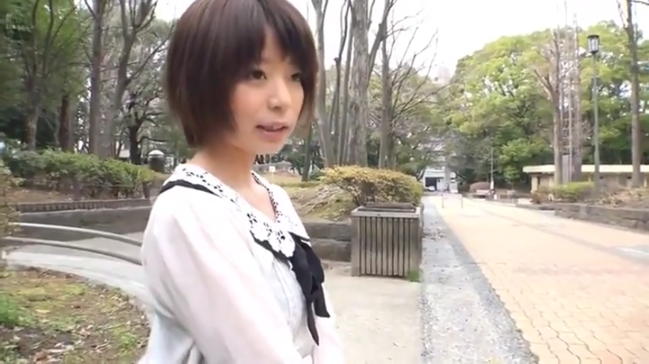 站立 · 中景 · 自然 · 衬衫 · 注视 · 短发 · 公园