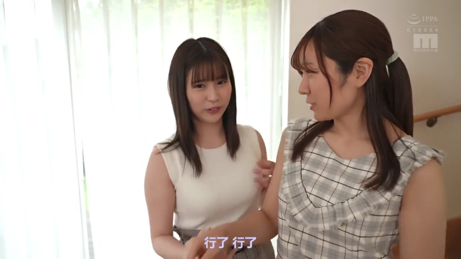 室内 · 交谈中 · 格纹无袖上衣 · 人物面部特写
