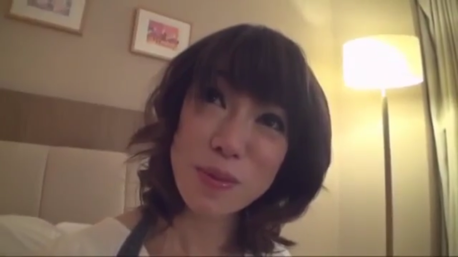 渴望 · 面部特写 · 白色上衣 · 昏暗灯光 · 酒店卧室
