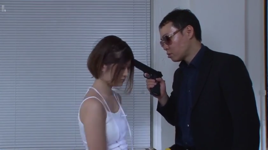 窗边 · 头部特写 · 深色衬衫 · 黑色手枪 · 男人神情冷漠