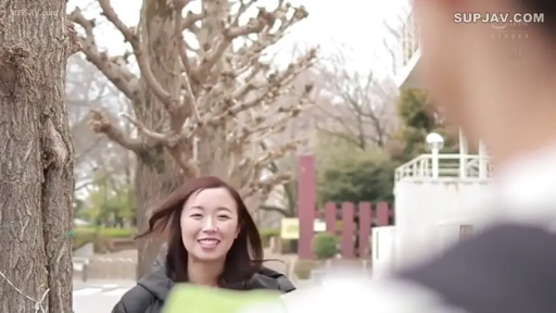 对视微笑 · 面部特写 · 白天 · 正面站立 · 户外公园 · 深色外套 · 开心笑容