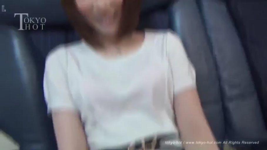 微笑着 · 白いTシャツ · 車の後部座席 · 中景镜头