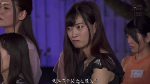 严肃 · 中景 · 注视 · 户外 · 侧向站立 · 黑色花边上衣 · 多人群演