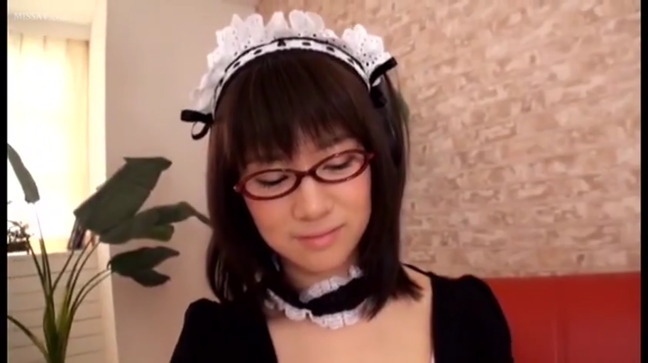 客厅 · 温柔 · 面部特写 · 女仆头饰 · 红框眼镜