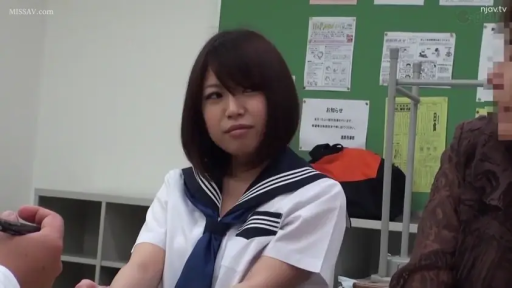 教室 · 若有所思 · 人物面部特写 · 马赛克遮挡 · 通知单 · 海军蓝领结