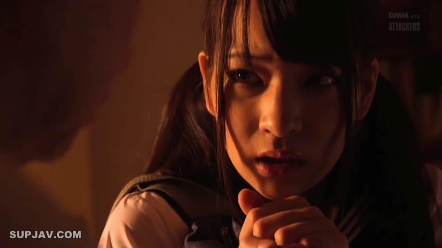 室内 · 脸部特写 · 凝视 · 惊恐 · 水手服 · 双马尾 · 双肩包 · 双手合十