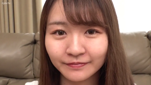 坐姿 · 脸部特写 · 微笑 · 客厅 · 白色上衣 · 凝视 · 长发