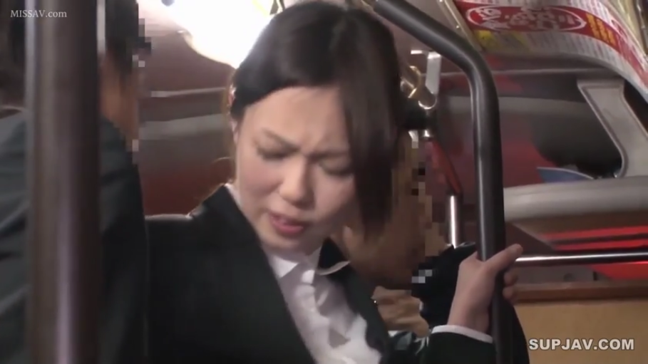 白衬衫 · 面部特写 · 不安 · 偷拍视角 · 公交车内部
