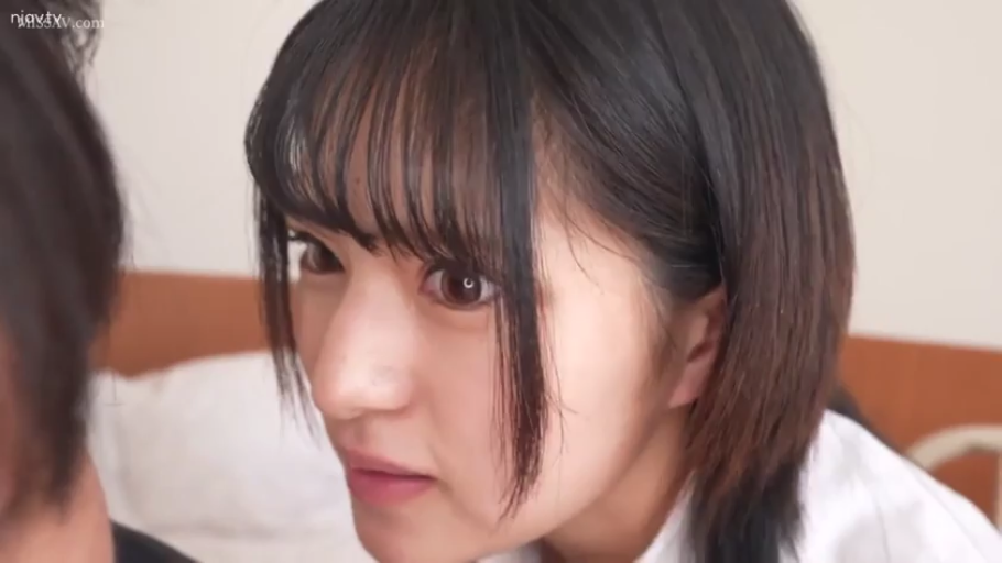 凝视 · 卧室 · 面部特写 · 白色衣物
