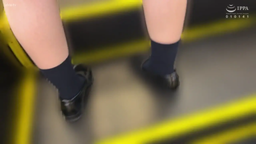脚部特写 · 学生制服裙装（仅露出腿部） · 自动扶梯