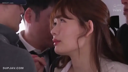 脸部特写 · 站立 · 职业装 · 电车