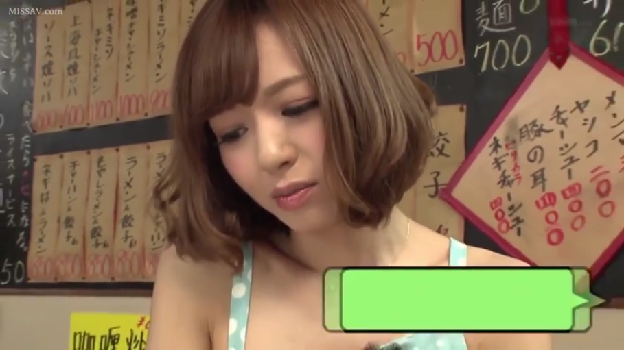 坐姿 · 脸部特写 · 餐厅 · 注视下方 · 棕色短发 · 微蹙眉 · 波点吊带裙 · 背景菜单