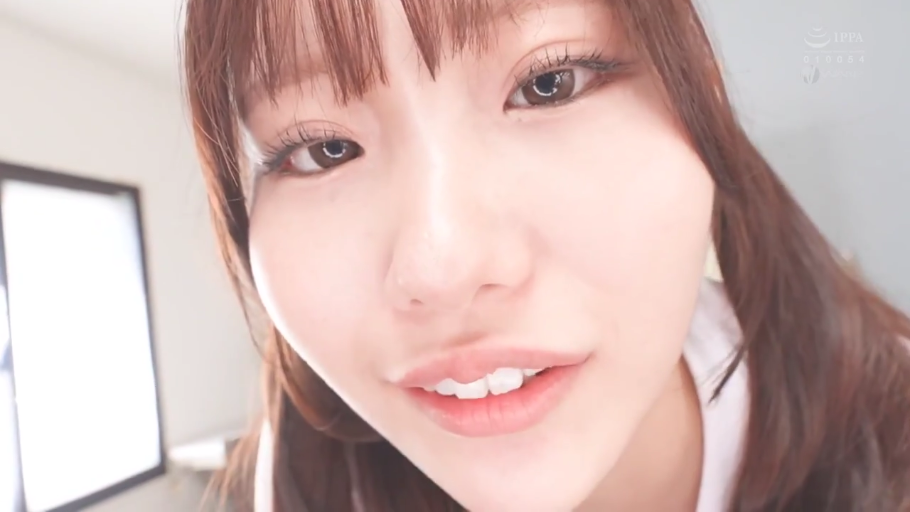 室内 · 俯身 · 脸部特写 · 微笑 · 第一人称视角 · 白色上衣 · 对视