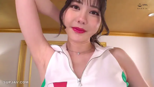 室内 · 项链 · 注视镜头 · 腋下特写 · 微笑表情 · 抬手姿势 · 腋控 · 白色拉链上衣