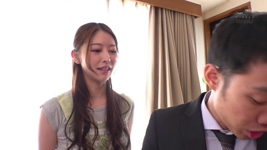 卧室 · 男性专注 · 男性侧脸特写 · 女性穿着灰色T恤和围裙