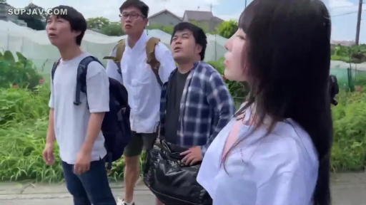 浅色上衣 · 困惑 · 路边 · 手提行李袋 · 男子群像